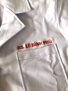Áo blouse bác sĩ nữ cao cấp Nidala dáng dài tay dài chất vải dày dặn đường may đẹp sắc xảo