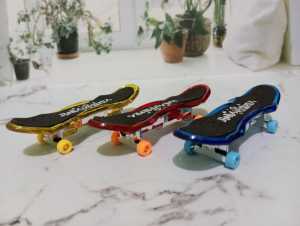 Finger SkateBoard Nyala/Mainan Skateboard Mini Lampu/Fingerboard Toy/Finger Skate