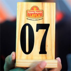Nomor meja kafe termurah yang berbahan kayu jati belanda yang sudah di haluskan