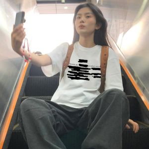 T-Shirt Wanita Ukuran Besar Lengan Pendek - Motif Graffiti & Huruf Kreatif Vintage Amerika Katun Tipis Bernapas Premium Desain Longgar Slim Fit Streetwear Tren Musim Panas 2025 Gaya Urban Mewah  Manis dan keren  Modis  Serbaguna  Kerah bulat  Tops