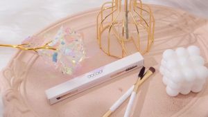 Bộ cọ chải lông mày Docolor Duo bao gồm cọ chải lông mày và cọ tán phấn mắt 2 chiếc. Cọ chải lông mày chuyên dụng với đầu cọ vát góc và lông cọ tổng hợp cao cấp dùng để tạo đường viền và định hình lông mày. Cọ chải lông mày/mi (màu trắng và vàng).