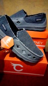 sepatu santai.. terlaris dan berkelas. harga murah... ukuran 39-43