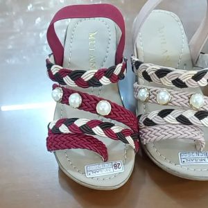 Sandal Anak Perempuan Kekinian Terbaru Model Tali Karet Asesoris Mutiara Wegdes Bcn 2590 Termurah