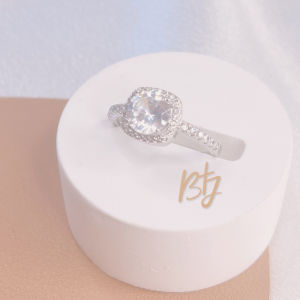BTJ Circle Zircon Ring: A High-Quality Lovers Ring for Any Personality