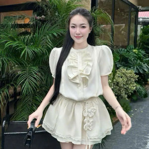 Set công sở nữ đồ nữ thiết kế tiểu thư xinh chất Quảng Châu phối bèo áo cổ tròn cài nút dàng bồng kèm chân váy ngắn có quần trong buộc dây hoa bản to đáng yêu
