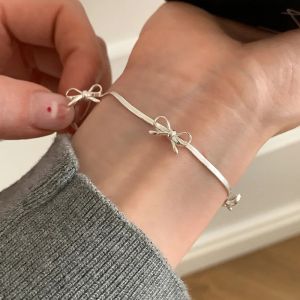 สร้อยข้อมือโบว์หวานๆแฟชั่นสำหรับผู้หญิงหญิงสาวประกายริบบิ้นที่ละเอียดอ่อนติดโบว์กระดูกงูสร้อยข้อมือเครื่องประดับงานปาร์ตี้ของขวัญ