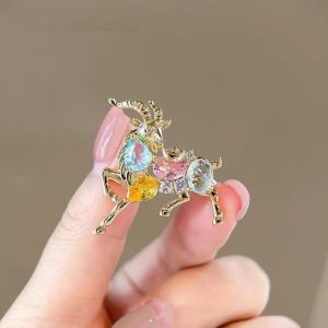 JOYPICKS Đính đá pha lê Trâm cài áo hình cừu vàng. Kim loại tinh xảo. Sừng cong Huy hiệu năm tuổi Trang sức giả kim cương Vỏ bóng Trâm cài áo hình cừu may mắn. Lễ hội mùa xuân