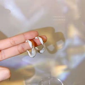 Hốc Hồng Thanh Lịch Kiểu Pháp khuyên vành tai cho phụ nữ thiết kế hợp thời trang hoàn hảo cho trang phục mùa hè