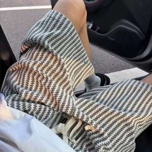 กางเกงขาสั้นลำลองสำหรับผู้ชายและผู้หญิง กางเกงขาสั้นทรงหลวมตรงยาวถึงเข่า เอวยางยืด ยืดหยุ่นดี สวมใส่สบาย ไม่อึดอัด กางเกงขาสั้นคู่รักสไตล์ลำลอง