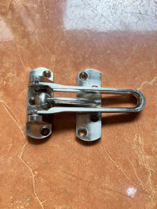 Chốt cửa an toàn phù hợp sử dụng với cửa 1 cánh khuôn cửa có thể bắt vít cửa thông phòng cửa chung cư