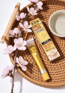 Tinh chất vitamin C dưỡng trắng mờ thâm cao cấp Melano CC Premium Whitening Essence 20ml