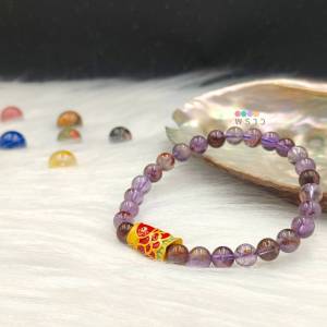 “พราว” สร้อยข้อมือ หินโป่งข่ามอเมทิสต์ (Phantom Amethyst) 💜💜 หินแห่งการปกป้องคุ้มครอง ขนาดหิน 6 มิล + ชาร์มปลาคาร์ป (โลหะชุบ) ขนาดยาว 1.5 ซม. เสริมความมั่งคั่งและความโชคดี 🍀