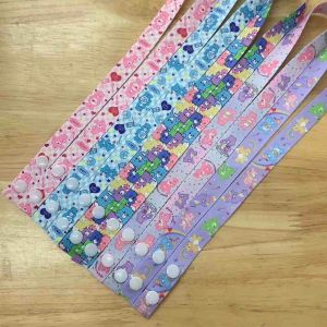 คล้องแมสแบบกระดูม ลายหมีสายรูง 1.5cm คงทน น้ำหนักเบา สีสันคมชัด พร้อมส่ง 5 ลาย