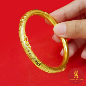 กำไลทอง กำไลคลิปล็อคตัดลาย เส้นผ่านศูนย์กลาง 5.7 ซม. ชุบทอง เรียบหรู ดูดี แฟชั่น สวมใส่ง่าย พร้อมส่ง