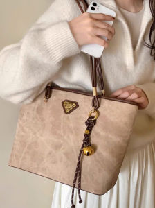 túi hobo nữ chio có khoá kéo miệng kèm charm chuông 29cm