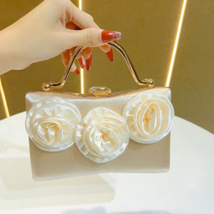 กระเป๋าผูหญิงออกงานใช้สะพายเเละถือดีไซส์หรูเเบบผู้ดี ทรงเหลี่ยมเเต่งดอกไม้มี 5 สี หรูสุด