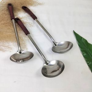 กระบวยลวก กระบวยสแตนเลส มีด้ามจับ ยาว 12 นิ้ว กว้าง 3 นิ้ว กระบวยลวก ใช้ตักซุป ชาบู สุกี้ ทนความร้อนสูง