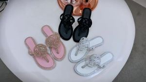 TB รองเท้าแตะแบบแบนประดับเพชรสไตล์ใหม่สำหรับผู้หญิง ins รองเท้าแตะแบบหนีบประดับเพชรแฟชั่นยุโรปและอเมริกาขายดี slipper