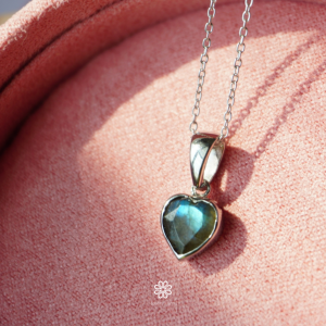 Rosenmarry/ สร้อยคอพร้อมจี้พลอยลาบราโดไลท์แท้ทรงหัวใจ พลอยดิบ ตัวเรือนเงินแท้ RN003 พลอยแท้เสริมดวง จี้พลอยหัวใจ ของขวัญ