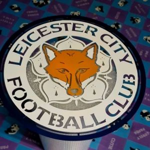 โลโก้เลสเตอร์ซิตี้เหล็กตัดเลเซอร์ขนาดสเกล 50 * 50 cm หนา 3 มิลน้ำหนัก 3 กิโลกรัม ทำสีเหมือนจริง ใช้สีพ่นรถยนต์ภายนอก 2K สวยงาม เงาฉ่ำไม่เป็นสนิมทำความสะอาดง่ายฝุ่นไม่จับ ติดตั้งได้ทั้งผนังปูนไม้เหล็กและอื่นๆ