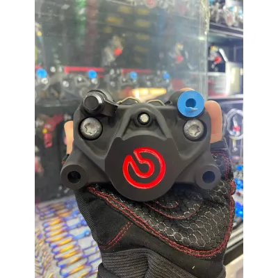 HEO BREMBO 2 PIS MÀU ĐEN LOGO ĐỎ ĐỐI XỨNG