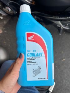 Chai nước mát zin hãng Honda xe tay ga.