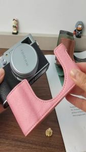 กล้อง SDSyFor Fujifilm X100VI Fuji X100VI ครึ่งเคส หนังเทียม ด้านล่างเปิดพร้อมสายสะพาย ป้องกันกล้อง แผ่นฐาน LFO
