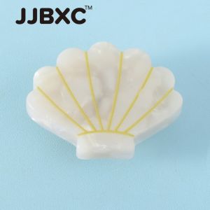 Khóa thắt lưng kim loại và phụ kiện giày với vòng cổ ngọc trai và vỏ sò. Thêm phong cách cho đôi giày của bạn.