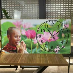 Tranh Tráng Gương Treo Tường Đồng Hồ Vừa xem giờ vừa trang trí nhà của in hình Thầy Minh Tuệ
