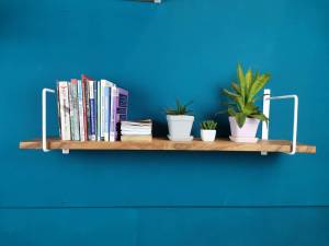 ชั้นวางของติดผนังไม้จริง กว้าง 15cm. พร้อมขาเหล็กรับชั้น แบบสี่เหลี่ยม