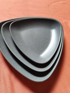 Dĩa nhựa melamine tam giác màu nhám xám phục vụ nhà hàng quán ăn kích thước 19/22/25 cm
