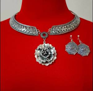 สร้อยคอโชกเกอร์+จี้กุหลาบฉลุ+ต่างหู /สร้อยคอเจ้าสาว/สร้อยคอเจ้านาง/สร้อยคอล้านนา/สร้อยคอลายไทย/ตกแต่งชุดไทย/ออกงานต่าง ๆ