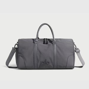 Túi du lịch ALO Yoga Weekender chất liệu nylon nhẹ phù hợp để mang theo khi tập yoga đi tập hoặc đi du lịch ngắn ngày.