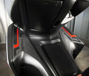 Yamaha AEROX 2016-2020 Middle Side Cover Sepasang Kanan Kiri Setiker 3D Bahan Karet Tebal Emboss Timbul Aksesoris Variasi Modifikasi Motor Body Protector Design Trendy Model Kekinian Tidak Luntur Sesuai Foto 100% Original Lentur Presisi