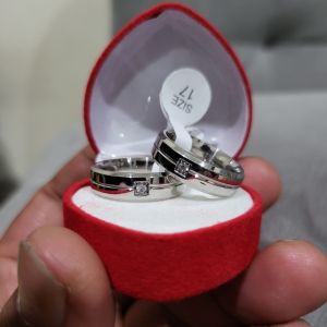 COD!! Cincin COUPLE  Titanium pasangan Udah Dapat 2 Pcs + Box Cincin MATA BELAH TENGAH CC830/1 Stainless Steel Polos