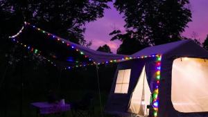 Camping String Lights Quick Storage 32.8FT Rechargeable Tent Camping Lights with 8 Modes Hanging Waterproof Portable LED Lamp for Outdoor Patio Awning Garden Party Camping Essentials