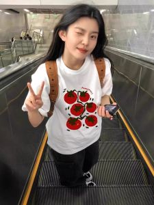 T-Shirt Wanita Lengan Pendek Putih Motif Tomat - Katun Tipis Bernapas 2025  Desain Korea Oversize Slim Fit  Baju Kasual Kerah Bulat Gaya Sweet Girl Premium  Ukuran besar  Ramah kulit  Nyaman  Tops  Gaya kampus  Pakaian  Modis  Serbaguna  Womens Clothing
