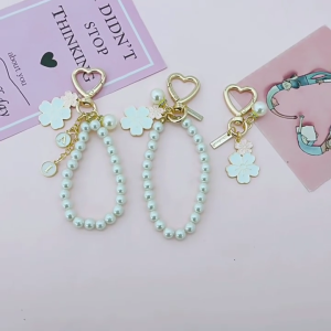 อุปกรณ์เสริมสมบูรณ์แบบจี้ที่ใส่กุญแจไข่มุกตัวอักษรดอกไม้สองโทนทันสมัยสำหรับกระเป๋าเคสหูฟังและกุญแจ