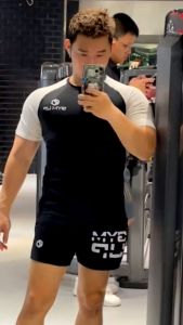 Áo thun tập gym vải polyester tôn dáng ba lỗ nam thể hình tập gym co giãn 4 chiều tôn dáng logo GYM UP in nổi cao cấp