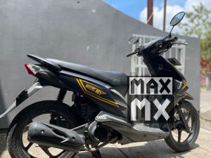 Decal sticker beat karbu motif simple hitam list gold