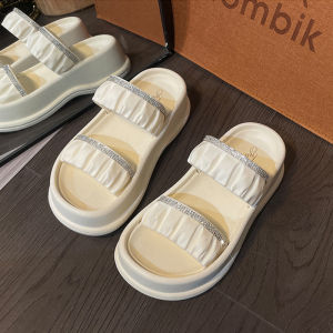 TKGirl  กำลังฮิต รองเท้าแตะเสริมส้นแฟชั่น ดีไซล์สวยเก๋ สไตล์สาวหวาน  หวานฉ่ำมากแม่ ใส่ไปได้ทุกงานแมทส์ได้ทุกลุค ฉบับตัวแม่ ที่สำคัญรุ่นนี้ทนสุดๆ ควรมีไว้ครอบครองนะจ๊ะะ