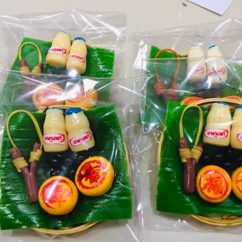 รูปจากผู้ขายบน Lazada: ชุดไหว้ไอ้ไข่เงินล้าน ขนมเปี้ย นมเปรี้ยว หนังสติ๊ก ตั้งราคา ฿60 ขายแล้ว 604 ชิ้น