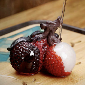 เครื่องรางโชคลาภรูปลิ้นจี่เปลี่ยนสีได้大吉大荔（变色荔枝茶宠）สินค้านำเข้า