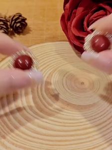 Phong cách thanh lịch tối giản sang trọng nhẹ nhàng 2023 Bông tai nữ mẫu mới thiết kế độc đáo tinh xảo nhỏ nhắn đính đá và ngọc trai đỏ.