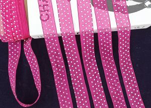 Charlie fabric ริบบิ้นผ้าแก้วสีแดงจุดขาว เส้นแต่งริบบิ้นเนื้อผ้าแก้ว ขนาด 1 นิ้ว ริบบิ้น คุณภาพดี สีสวย ใช้ตกแต่งงานผ้า งานDIY