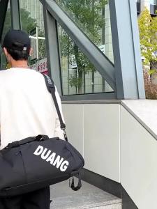 Bán sỉ túi du lịch dung tích lớn túi hành lý xách tay túi đi chơi túi thể thao tập gym có ngăn khô ướt riêng biệt phong cách đường phố.