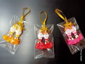 พวงมาลัยโบว์ทองพุดตูมชายดาวเรือง ดอกไม้ผ้าและพลาสติก