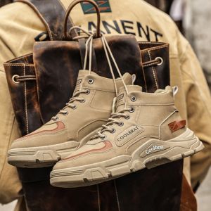 (Free Socks) 2025 ใหม่สไตล์เกาหลีแนวโน้มบายเท้าแฟชั่นผู้ชายรองเท้ารองเท้าเซฟตี้ ชรองเท้าบูทรองเท้าชาย