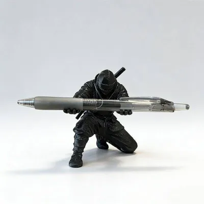 KS 3D นินจาที่วางปากกาพิมพ์ลายตุ๊กตาขยับแขนขาได้-โต๊ะเย็นตกแต่งสำหรับสำนักงานและที่บ้าน