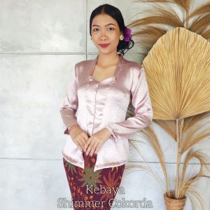 Setelan Kebaya Shimmer Cokorda dan Bawahan Kamen Jadi Knit Stretch Selendang Bali Modern